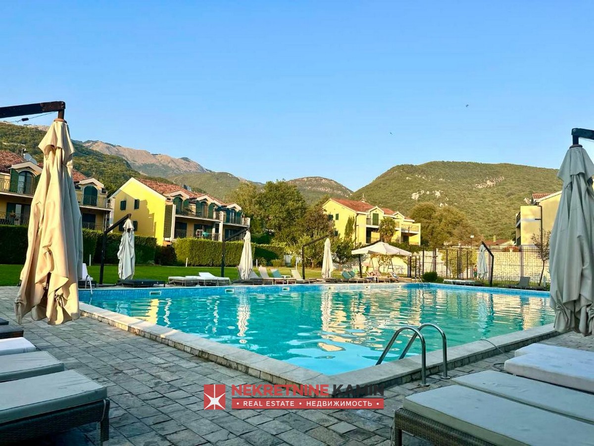 House with a Lovely Yard in a Gated Complex for Rent, Lastva Grbaljska